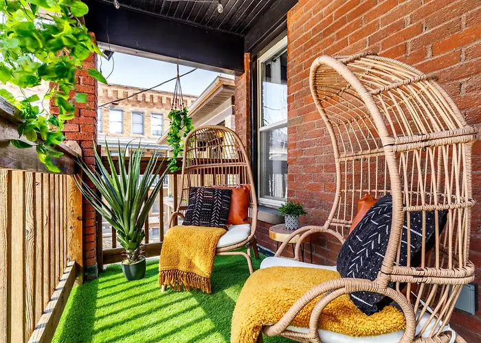 Jungle House Short North Downtown Free Parking - Steps To Convention Center & Nationwide Arena - 2br Luxury - Sleeps 8 - Over 5,800 Five Star Columbus