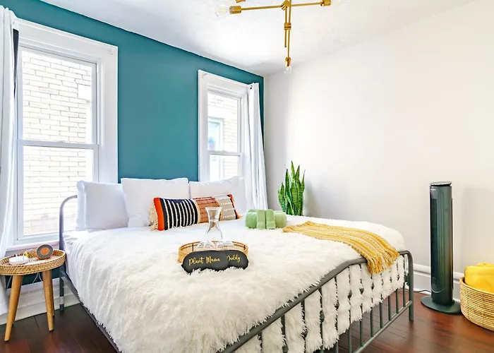 Сasa de vacaciones Jungle House Short North Downtown Free Parking - Steps To Convention Center & Nationwide Arena - 2br Luxury - Sleeps 8 - Over 5,800 Five Star Columbus