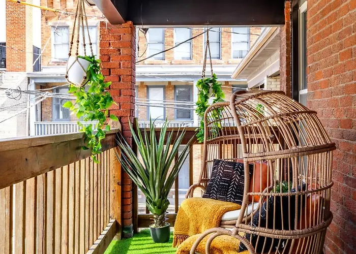 Jungle House Short North Downtown Free Parking - Steps To Convention Center & Nationwide Arena - 2br Luxury - Sleeps 8 - Over 5,800 Five Star Сasa de vacaciones Columbus