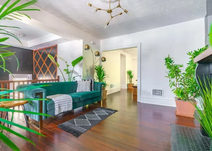 Jungle House Short North Downtown Free Parking - Steps To Convention Center & Nationwide Arena - 2br Luxury - Sleeps 8 - Over 5,800 Five Star Сasa de vacaciones *