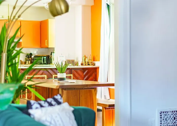 Jungle House Short North Downtown Free Parking - Steps To Convention Center & Nationwide Arena - 2br Luxury - Sleeps 8 - Over 5,800 Five Star Сasa de vacaciones Columbus
