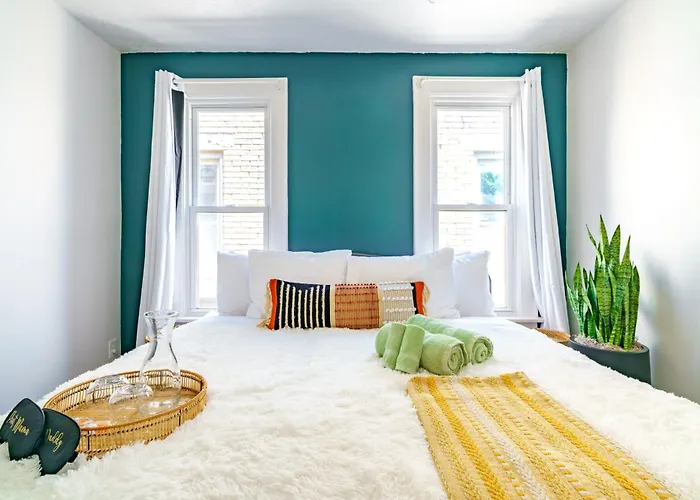 Сasa de vacaciones Jungle House Short North Downtown Free Parking - Steps To Convention Center & Nationwide Arena - 2br Luxury - Sleeps 8 - Over 5,800 Five Star