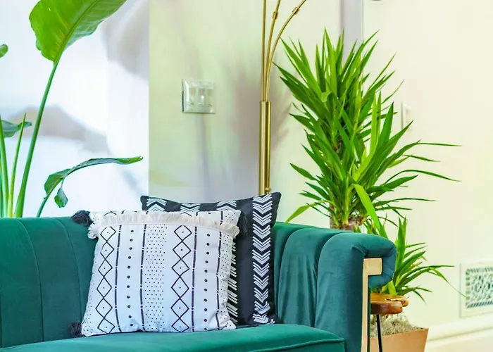 Сasa de vacaciones Jungle House Short North Downtown Free Parking - Steps To Convention Center & Nationwide Arena - 2br Luxury - Sleeps 8 - Over 5,800 Five Star