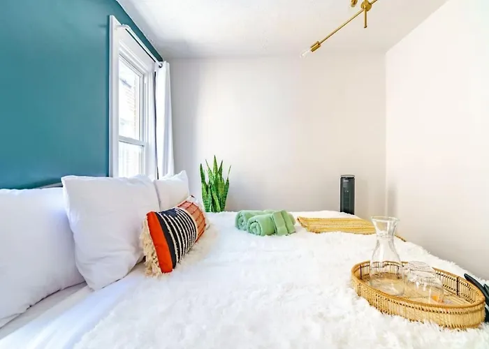 Сasa de vacaciones Jungle House Short North Downtown Free Parking - Steps To Convention Center & Nationwide Arena - 2br Luxury - Sleeps 8 - Over 5,800 Five Star *
