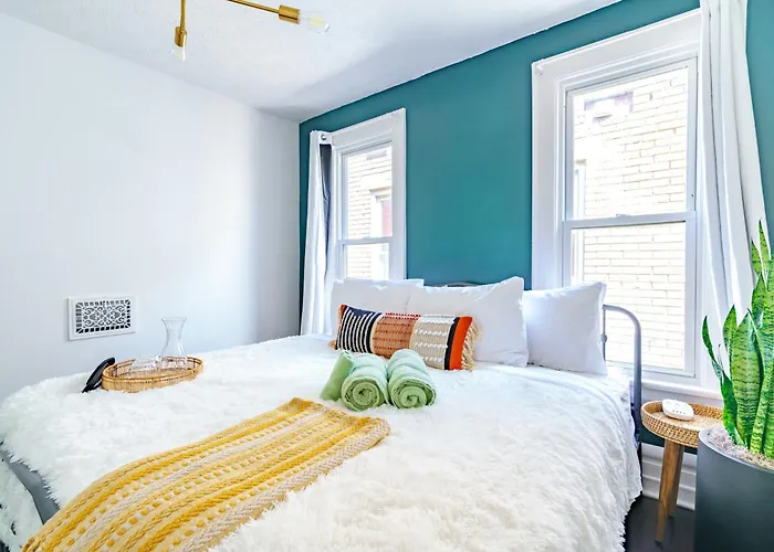 Сasa de vacaciones Jungle House Short North Downtown Free Parking - Steps To Convention Center & Nationwide Arena - 2br Luxury - Sleeps 8 - Over 5,800 Five Star *