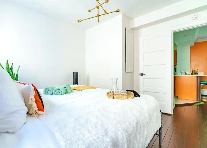 Jungle House Short North Downtown Free Parking - Steps To Convention Center & Nationwide Arena - 2br Luxury - Sleeps 8 - Over 5,800 Five Star Сasa de vacaciones *
