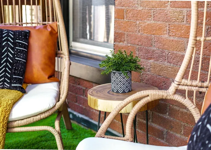Сasa de vacaciones Jungle House Short North Downtown Free Parking - Steps To Convention Center & Nationwide Arena - 2br Luxury - Sleeps 8 - Over 5,800 Five Star *
