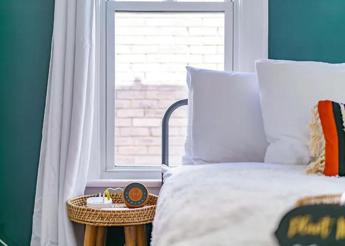 Jungle House Short North Downtown Free Parking - Steps To Convention Center & Nationwide Arena - 2br Luxury - Sleeps 8 - Over 5,800 Five Star * Columbus