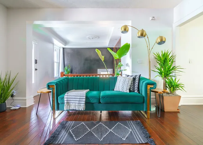 Jungle House Short North Downtown Free Parking - Steps To Convention Center & Nationwide Arena - 2br Luxury - Sleeps 8 - Over 5,800 Five Star Columbus