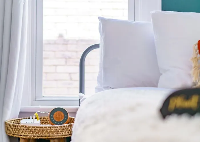 Сasa de vacaciones Jungle House Short North Downtown Free Parking - Steps To Convention Center & Nationwide Arena - 2br Luxury - Sleeps 8 - Over 5,800 Five Star