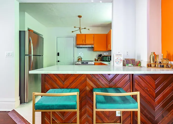 Сasa de vacaciones Jungle House Short North Downtown Free Parking - Steps To Convention Center & Nationwide Arena - 2br Luxury - Sleeps 8 - Over 5,800 Five Star *