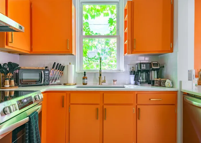 Сasa de vacaciones Jungle House Short North Downtown Free Parking - Steps To Convention Center & Nationwide Arena - 2br Luxury - Sleeps 8 - Over 5,800 Five Star