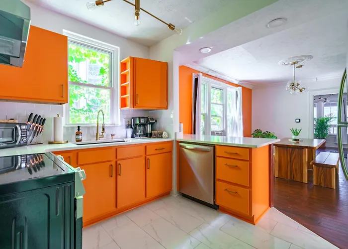 Jungle House Short North Downtown Free Parking - Steps To Convention Center & Nationwide Arena - 2br Luxury - Sleeps 8 - Over 5,800 Five Star