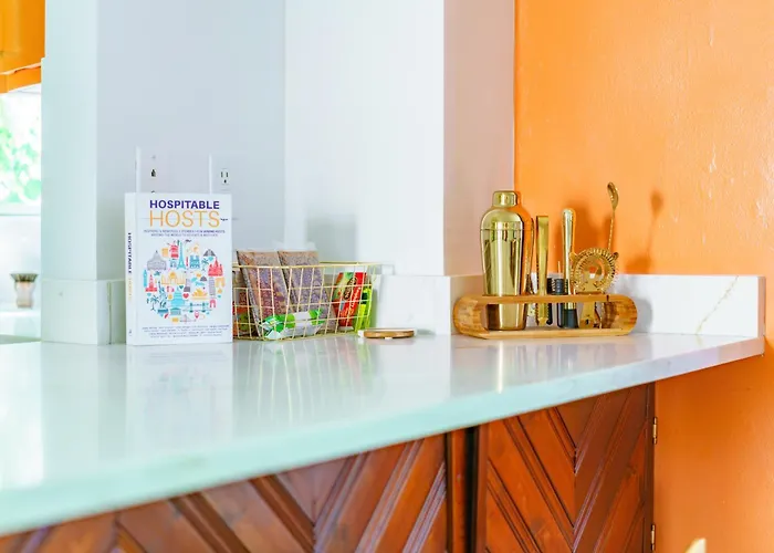 Сasa de vacaciones Jungle House Short North Downtown Free Parking - Steps To Convention Center & Nationwide Arena - 2br Luxury - Sleeps 8 - Over 5,800 Five Star *