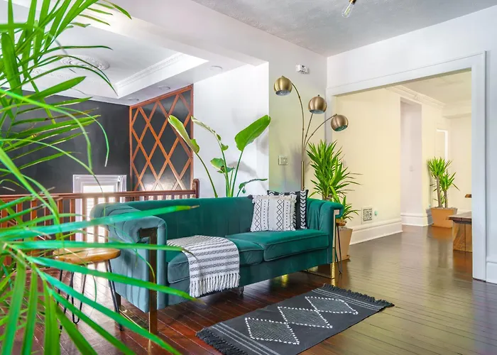 Jungle House Short North Downtown Free Parking - Steps To Convention Center & Nationwide Arena - 2br Luxury - Sleeps 8 - Over 5,800 Five Star Columbus
