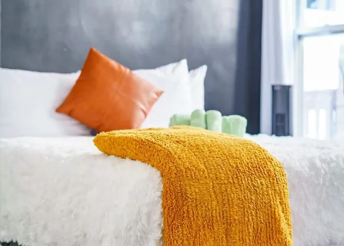 Сasa de vacaciones Jungle House Short North Downtown Free Parking - Steps To Convention Center & Nationwide Arena - 2br Luxury - Sleeps 8 - Over 5,800 Five Star