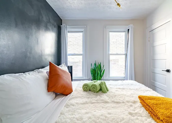 Jungle House Short North Downtown Free Parking - Steps To Convention Center & Nationwide Arena - 2br Luxury - Sleeps 8 - Over 5,800 Five Star Columbus