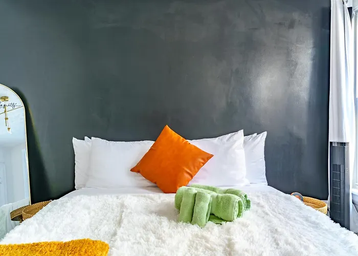 Сasa de vacaciones Jungle House Short North Downtown Free Parking - Steps To Convention Center & Nationwide Arena - 2br Luxury - Sleeps 8 - Over 5,800 Five Star