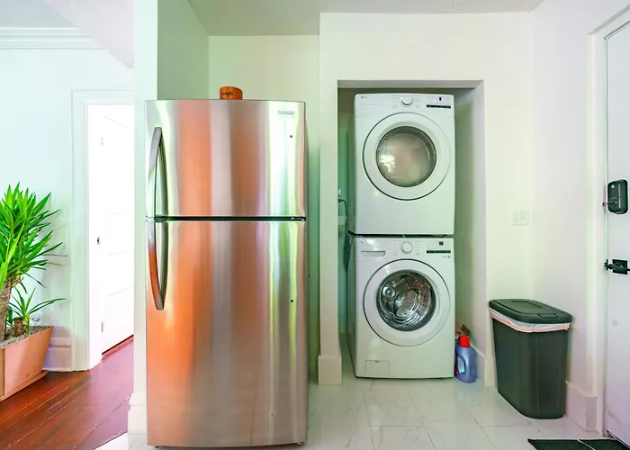 Jungle House Short North Downtown Free Parking - Steps To Convention Center & Nationwide Arena - 2br Luxury - Sleeps 8 - Over 5,800 Five Star *
