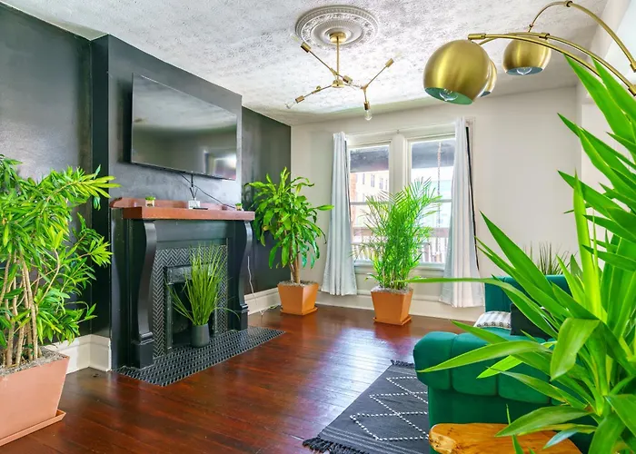 Jungle House Short North Downtown Free Parking - Steps To Convention Center & Nationwide Arena - 2br Luxury - Sleeps 8 - Over 5,800 Five Star