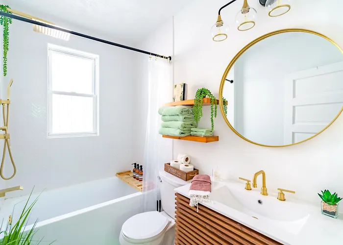 Сasa de vacaciones Jungle House Short North Downtown Free Parking - Steps To Convention Center & Nationwide Arena - 2br Luxury - Sleeps 8 - Over 5,800 Five Star