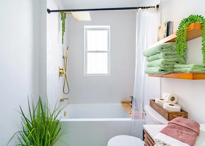 Jungle House Short North Downtown Free Parking - Steps To Convention Center & Nationwide Arena - 2br Luxury - Sleeps 8 - Over 5,800 Five Star Сasa de vacaciones Columbus