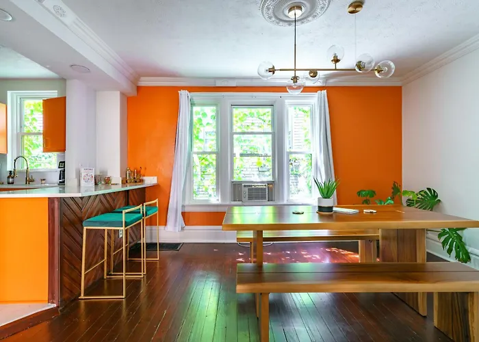 Сasa de vacaciones Jungle House Short North Downtown Free Parking - Steps To Convention Center & Nationwide Arena - 2br Luxury - Sleeps 8 - Over 5,800 Five Star *