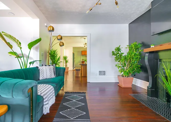 Jungle House Short North Downtown Free Parking - Steps To Convention Center & Nationwide Arena - 2br Luxury - Sleeps 8 - Over 5,800 Five Star *
