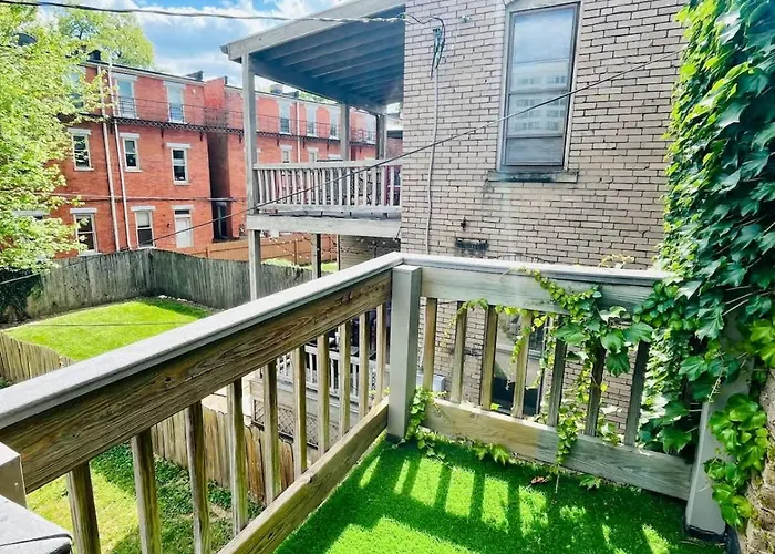 Jungle House Short North Downtown Free Parking - Steps To Convention Center & Nationwide Arena - 2br Luxury - Sleeps 8 - Over 5,800 Five Star Columbus