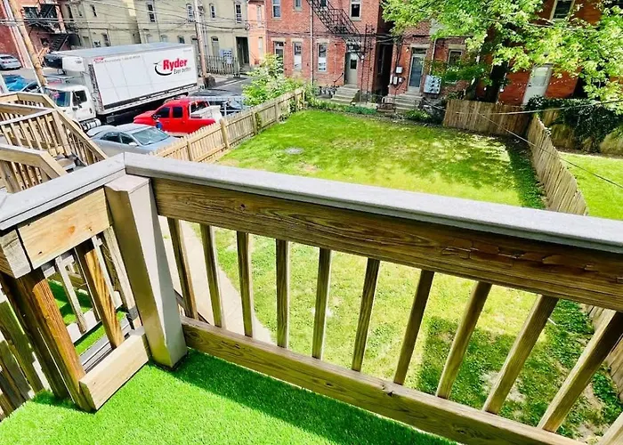 Jungle House Short North Downtown Free Parking - Steps To Convention Center & Nationwide Arena - 2br Luxury - Sleeps 8 - Over 5,800 Five Star Columbus